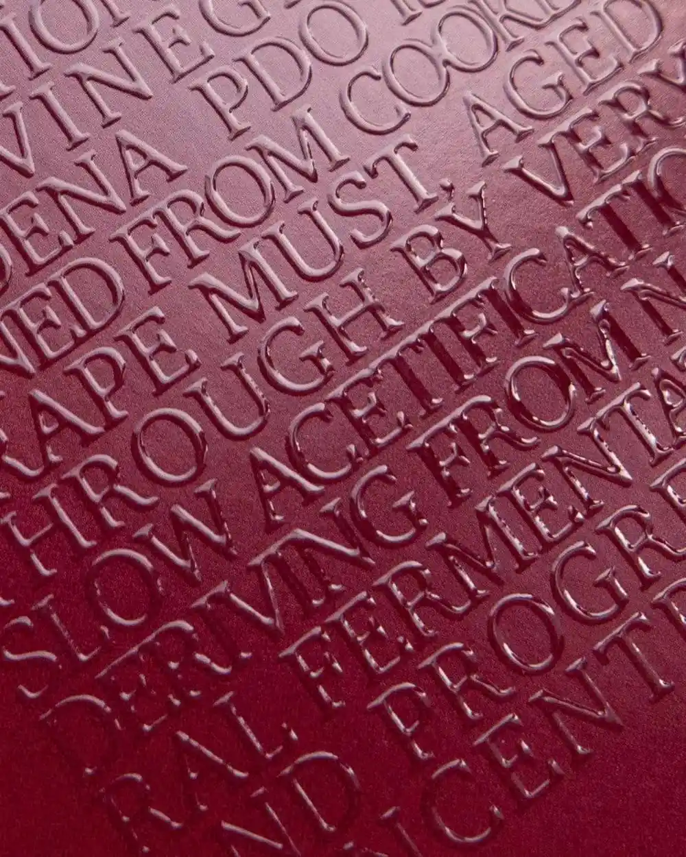 Stampa Braille lucido rilievo su etichette e segnali, ideale per garantire l'accessibilità e la lettura tattile.