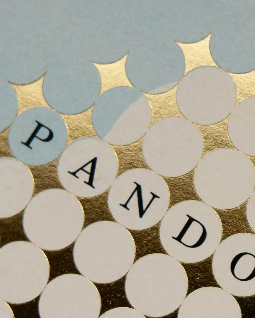 Dettaglio di foil a caldo riciclabile su etichetta, che unisce lusso e attenzione all’ambiente.