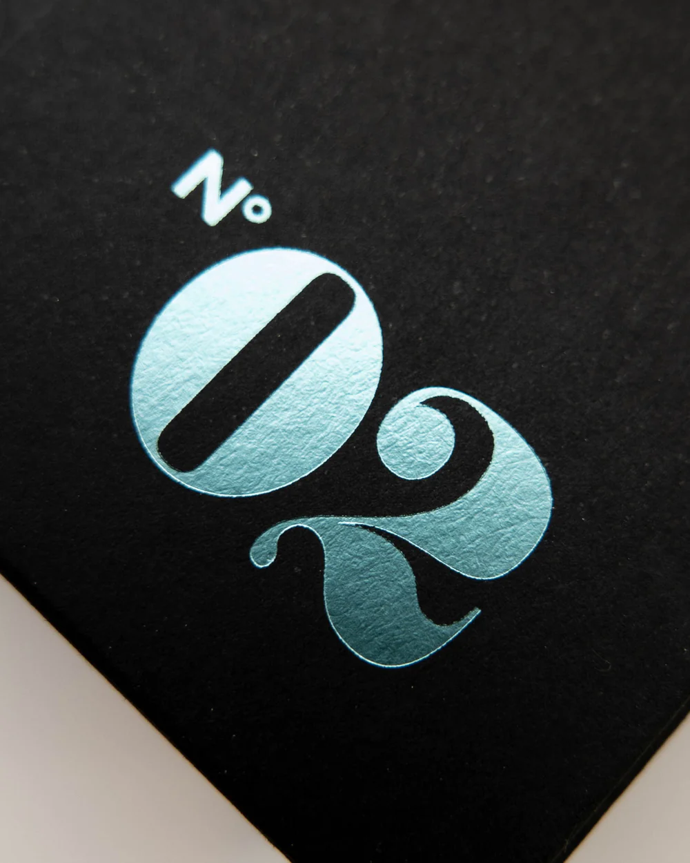 Stampa a foil a caldo su carta, con pellicola metallica che crea un effetto lussuoso e sofisticato.