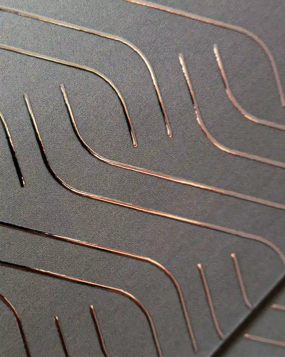 Stampa foil a freddo con dettagli metallici per un effetto elegante e raffinato su carta e cartone.