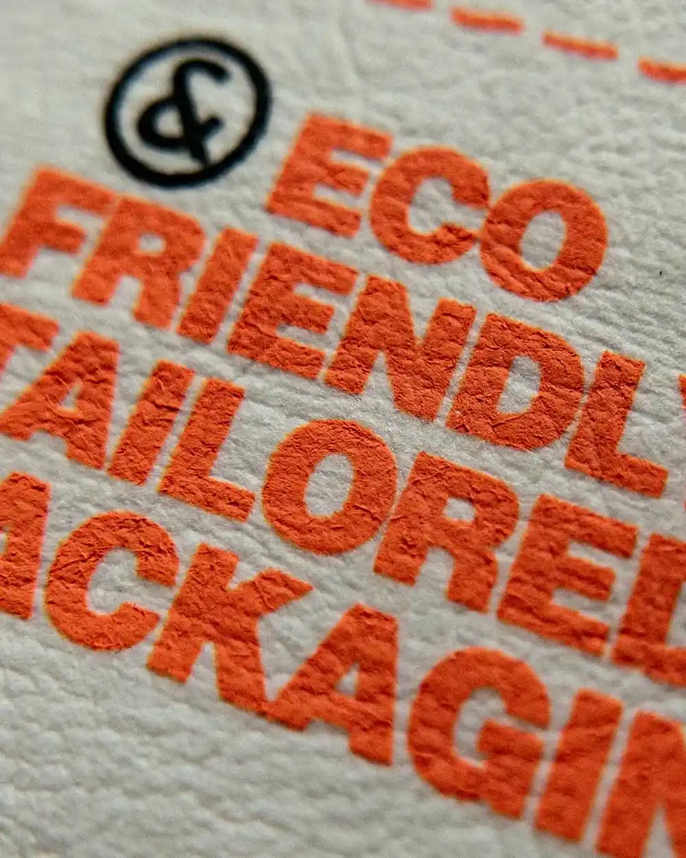 Inchiostro solvente opaco per stampa su materiali resistenti, con finitura durevole e resistente.