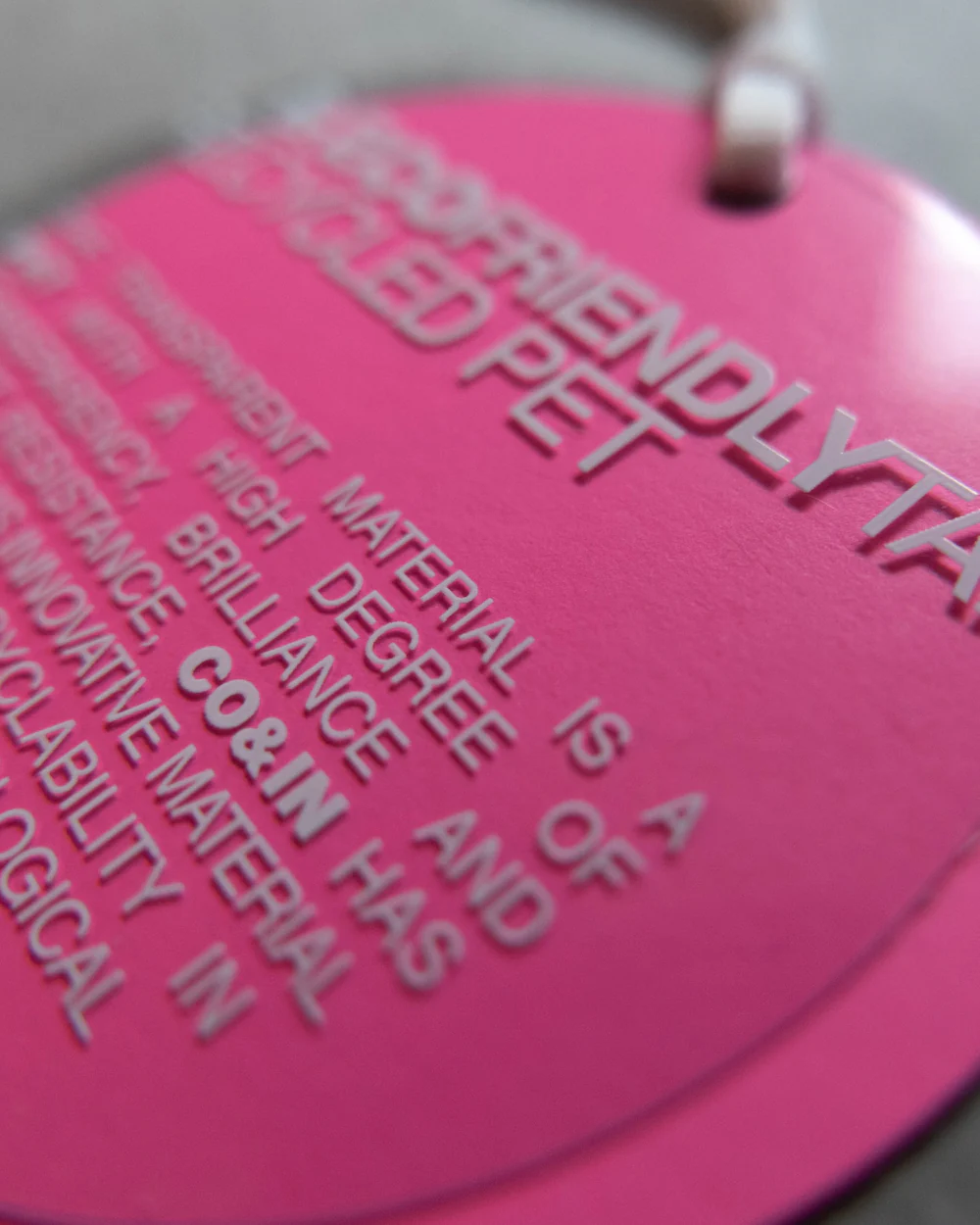 Stampa con inchiostro UV lucido spessorato su materiale, che evidenzia l'effetto tridimensionale e la lucentezza.