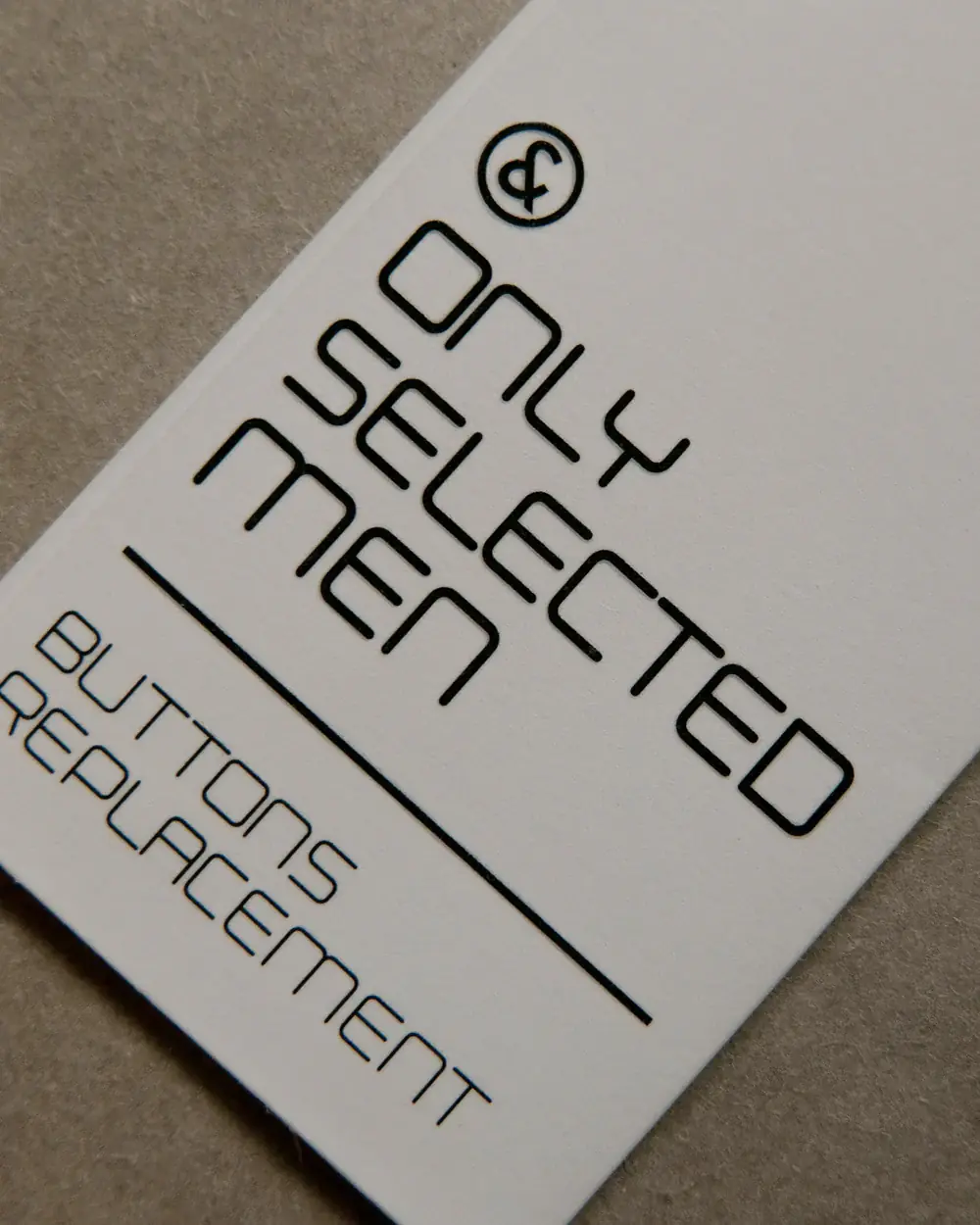 Plastificazione soft-touch su materiali stampati, con finitura vellutata e resistente, perfetta per biglietti da visita e brochure.