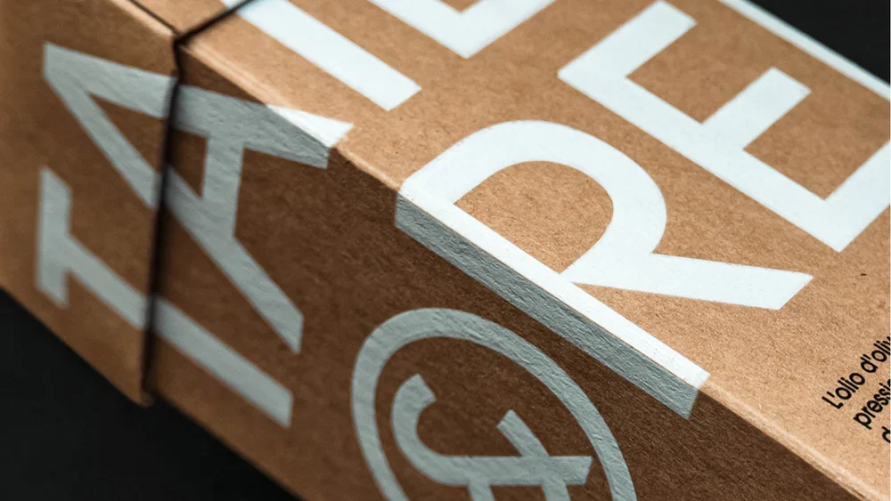 Imballaggio in cartone non trattato con scritte bianche, ideale per un look elegante e semplice.