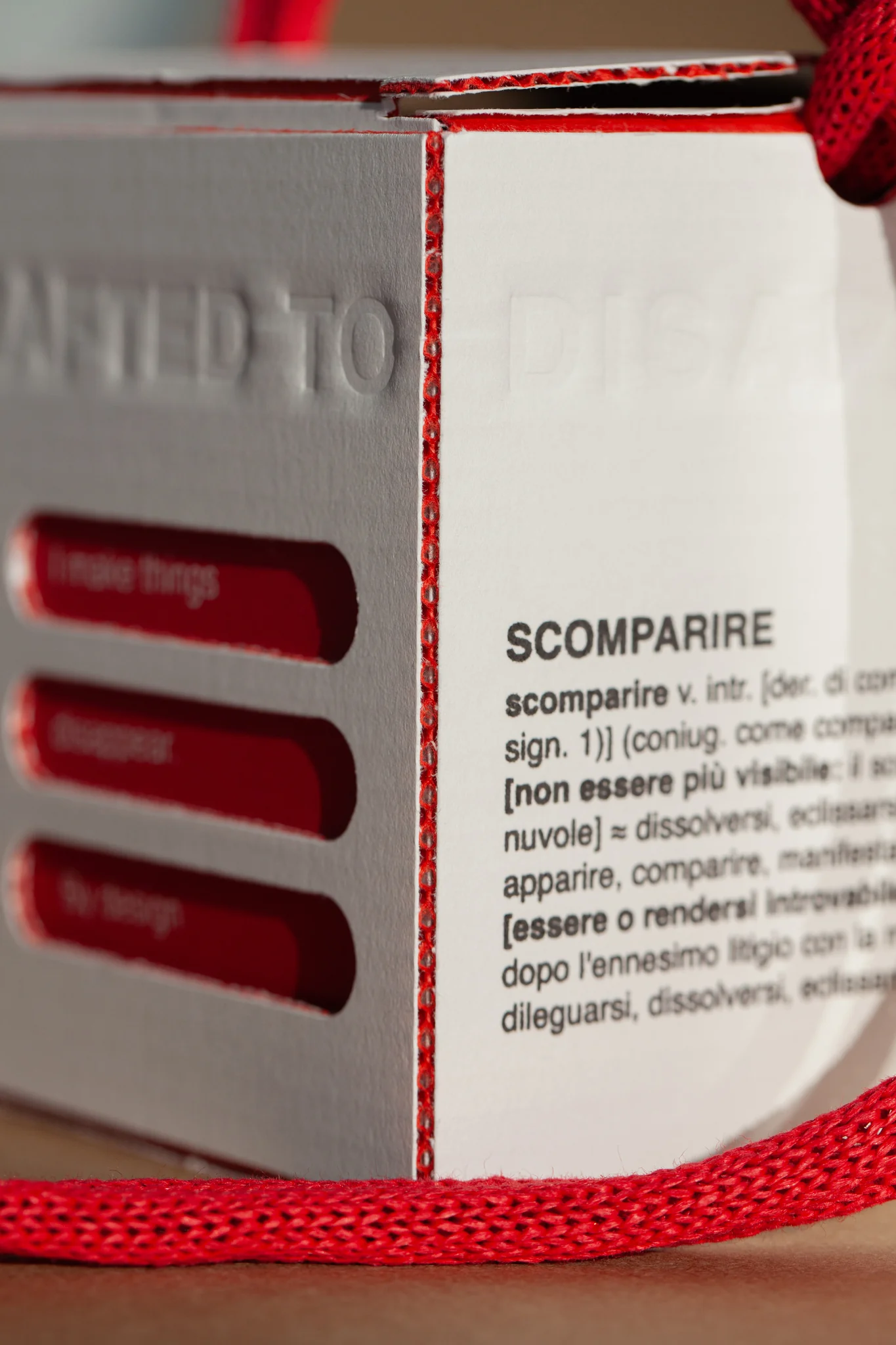 Dettaglio della scritta biodegradabile sulla scatola crafted to disappear, che scompare naturalmente durante il processo di decomposizione.