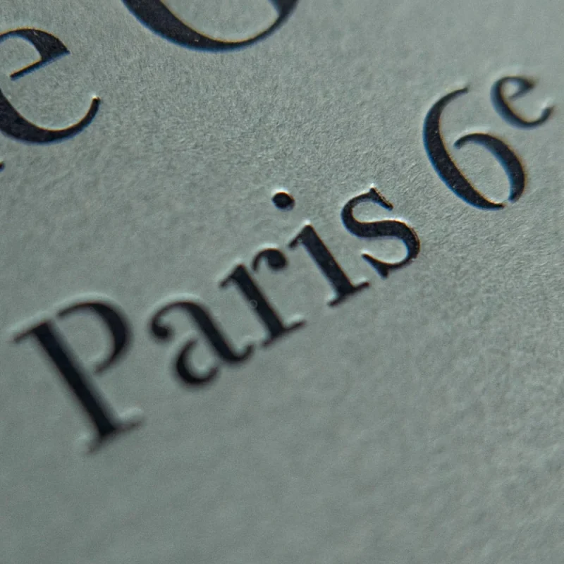 Stampa letterpress su carta pregiata, con effetto tattile che evidenzia i dettagli impressi.