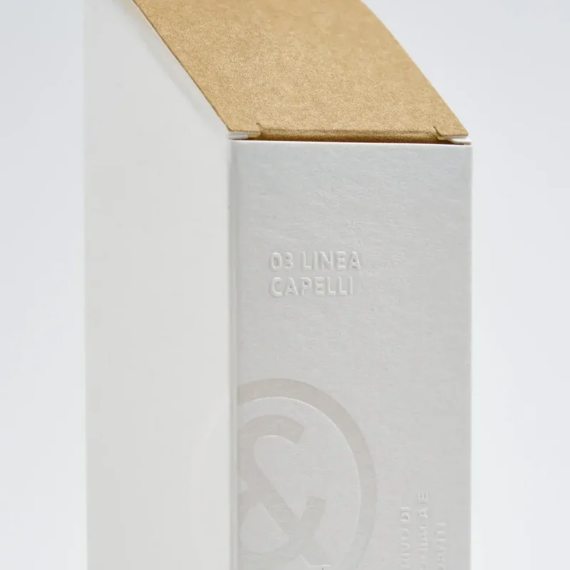 Astuccio automontante con apertura triangolare