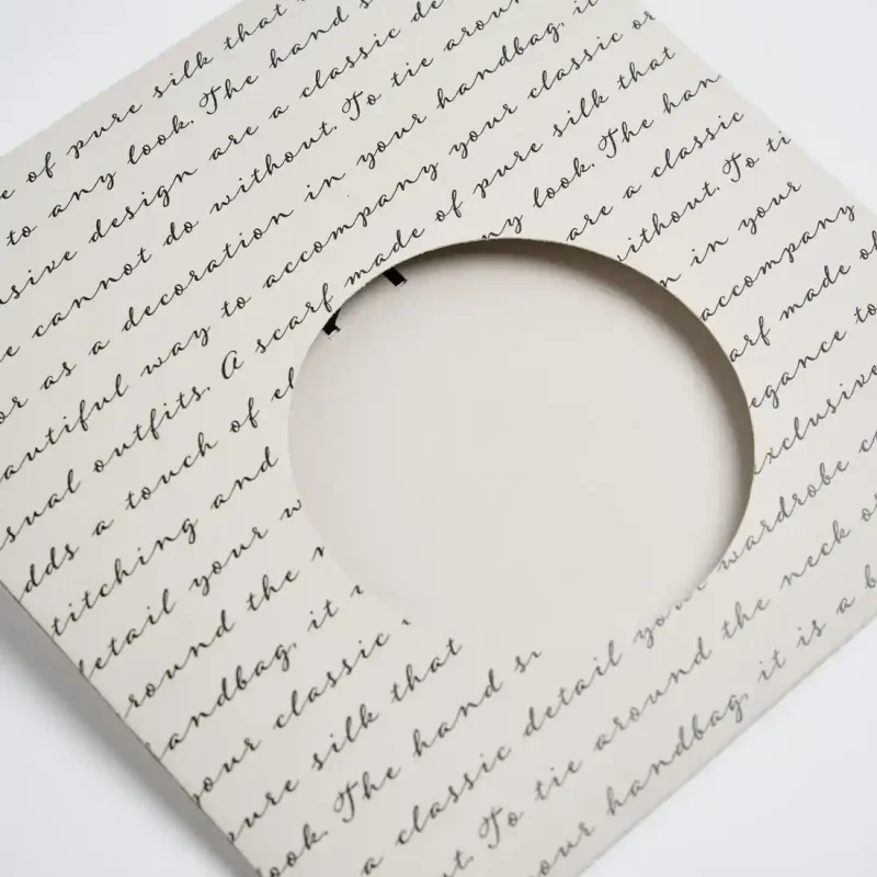 Busta in cartoncino spesso per proteggere foulard