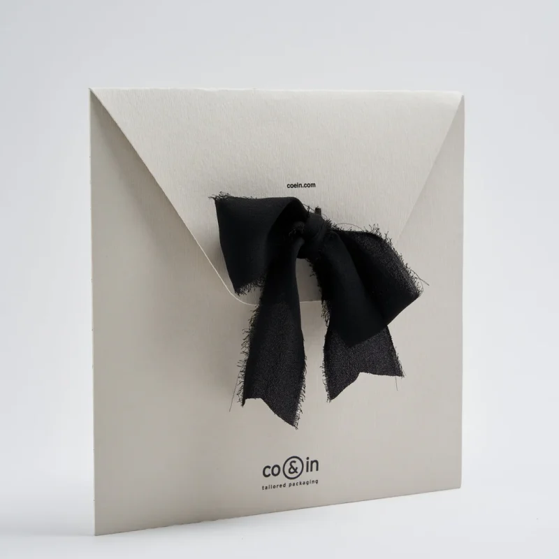 Busta progettata per conservare foulard