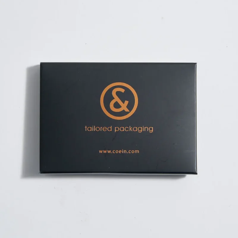 bustina-plastificata-con-logo-co&in-al-centro-del-packaging