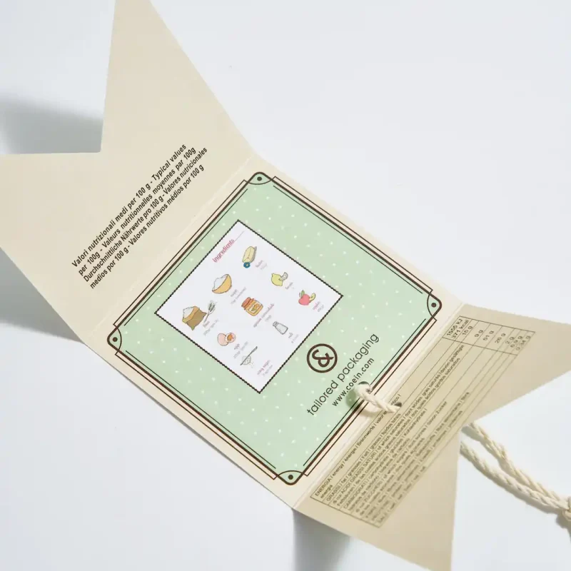 Cartellino a tre ante infilato con cordino