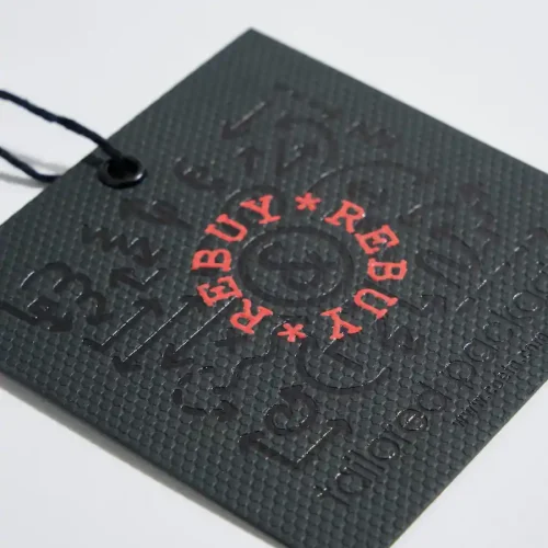 Cartellino accoppiato in carta nera, ideale per il packaging di lusso, con design elegante e personalizzazione per prodotti di alta gamma.
