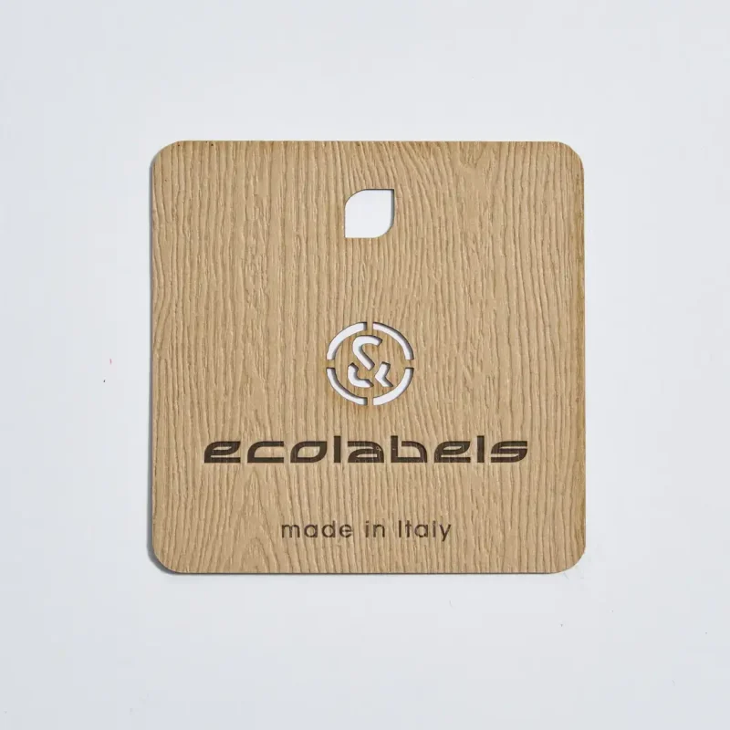 Cartellino effetto legno con taglio laser e stampa a basso rilievo, ideale per packaging di lusso, con personalizzazione esclusiva e design elegante.