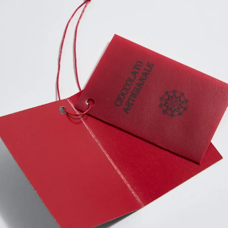 Cartellino pieghevole su carta nera glitterata e pergamena rossa