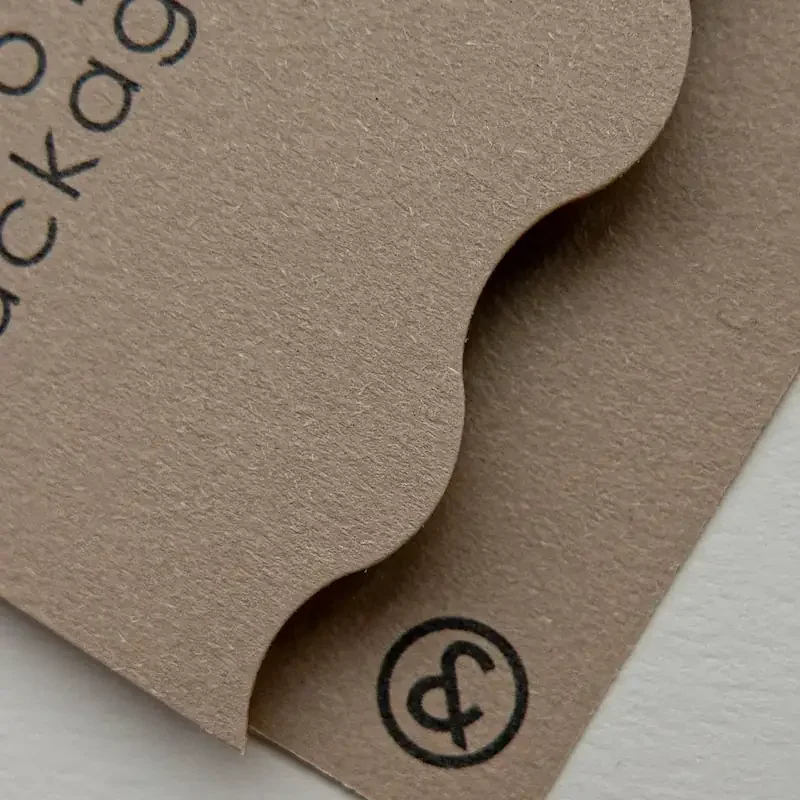 dettaglio-cartone-vegetale-con-logo-co&in-nero