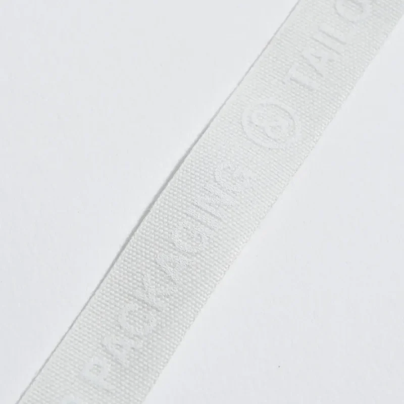 dettaglio-del-nastro-bianco-con-scritte-in-risalto-bianche