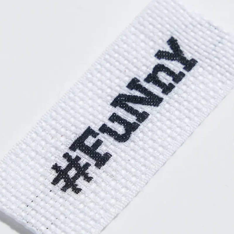 Etichetta a navetta con scritta "Funny"