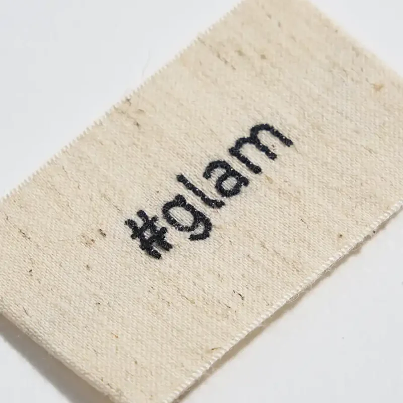 Etichetta a navetta in fondo cotone misto canapa