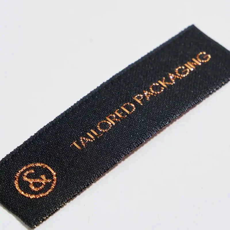 etichetta-realizzara-con-oliestere-nero