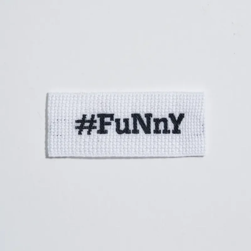Etichetta tagliata e piegata con scritta "Funny"