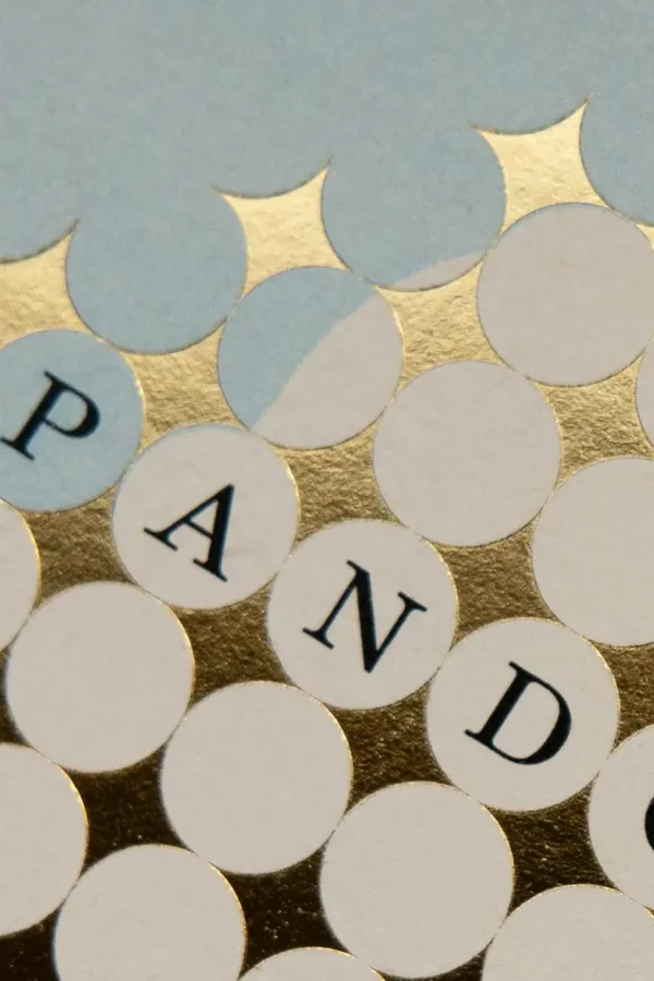 Dettaglio di foil a caldo riciclabile su etichetta, che unisce lusso e attenzione all’ambiente.