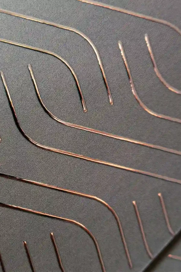 Stampa foil a freddo con dettagli metallici per un effetto elegante e raffinato su carta e cartone.