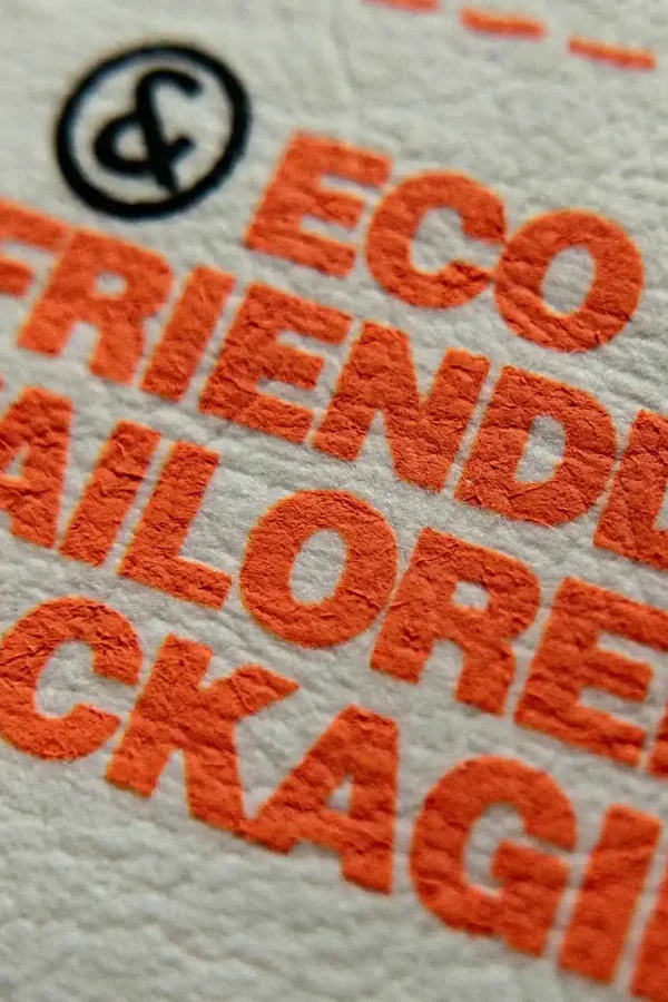 Inchiostro solvente opaco per stampa su materiali resistenti, con finitura durevole e resistente.