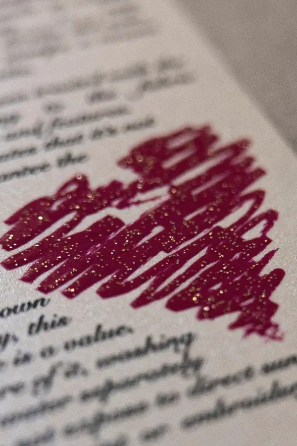 Stampa con inchiostro speciale brillantinato su carta, che conferisce un effetto luminoso e sofisticato.