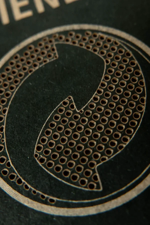 Processo di stampa laser che evidenzia la precisione e la qualità superiore dei dettagli.