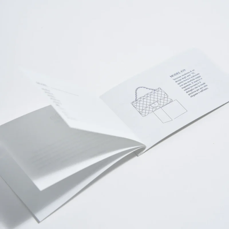 Libretto rilegato a punto colla in automatico, rilegatura precisa e rapida per materiali stampati.