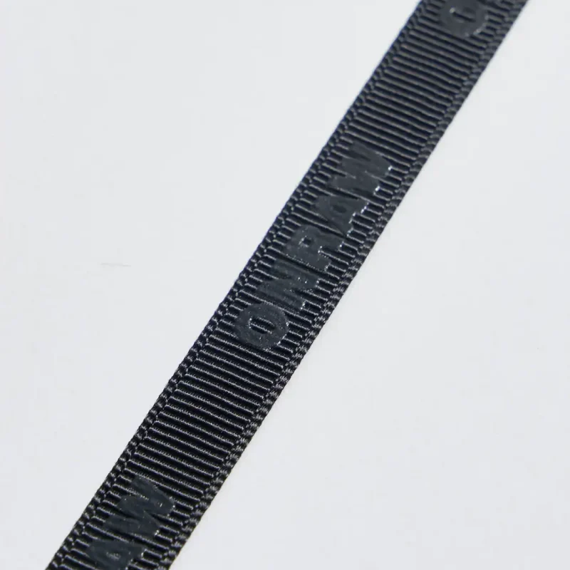 Nastrino grosgrain serigrafato spessorato, accessorio elegante per decorazioni e personalizzazioni.