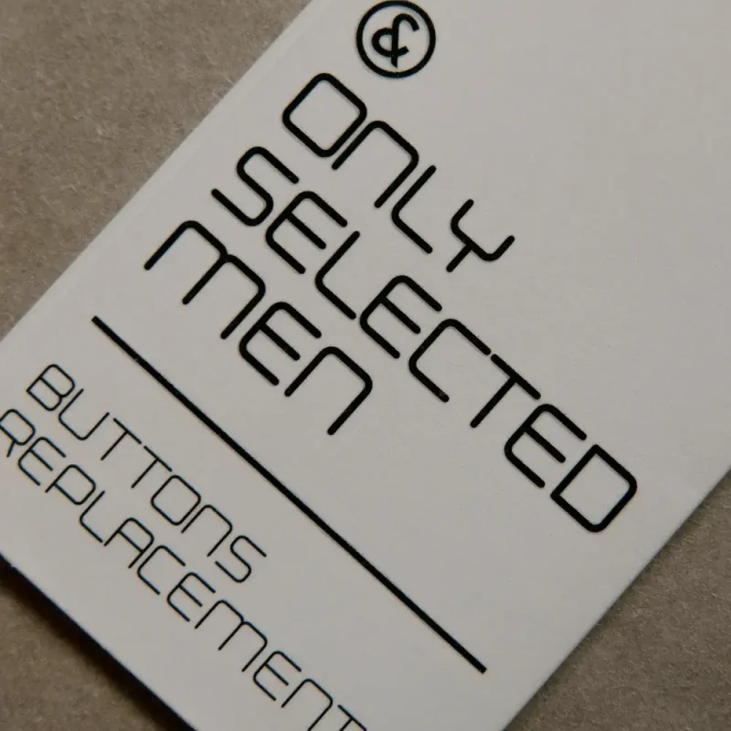 Plastificazione soft-touch su materiali stampati, con finitura vellutata e resistente, perfetta per biglietti da visita e brochure.