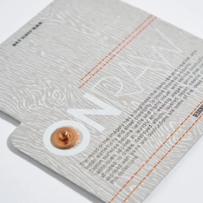 Retrotasca con effetto legno e borchia, design elegante e moderno per borse e accessori.