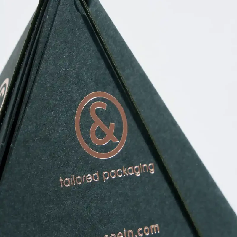 Scatola triangolare con elastico